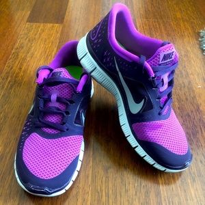 Nike runners. Flight weight, fashionable, versatile, and in great condition.